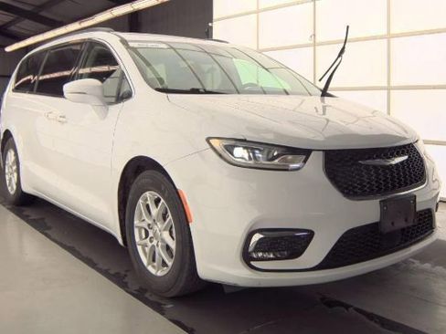 Used 2022 Chrysler Pacifica Touring-L FWD image 2