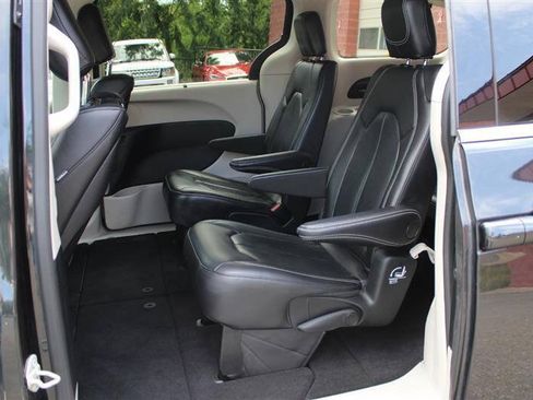 Used 2022 Chrysler Pacifica Touring-L w/ Uconnect Theater Family Group AWD/4WD image 20