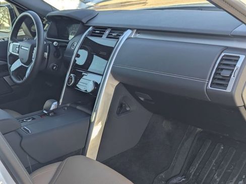 Used 2025 Land Rover Discovery Dynamic SE image 19