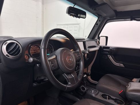 Used 2017 Jeep Wrangler Unlimited Sahara image 28
