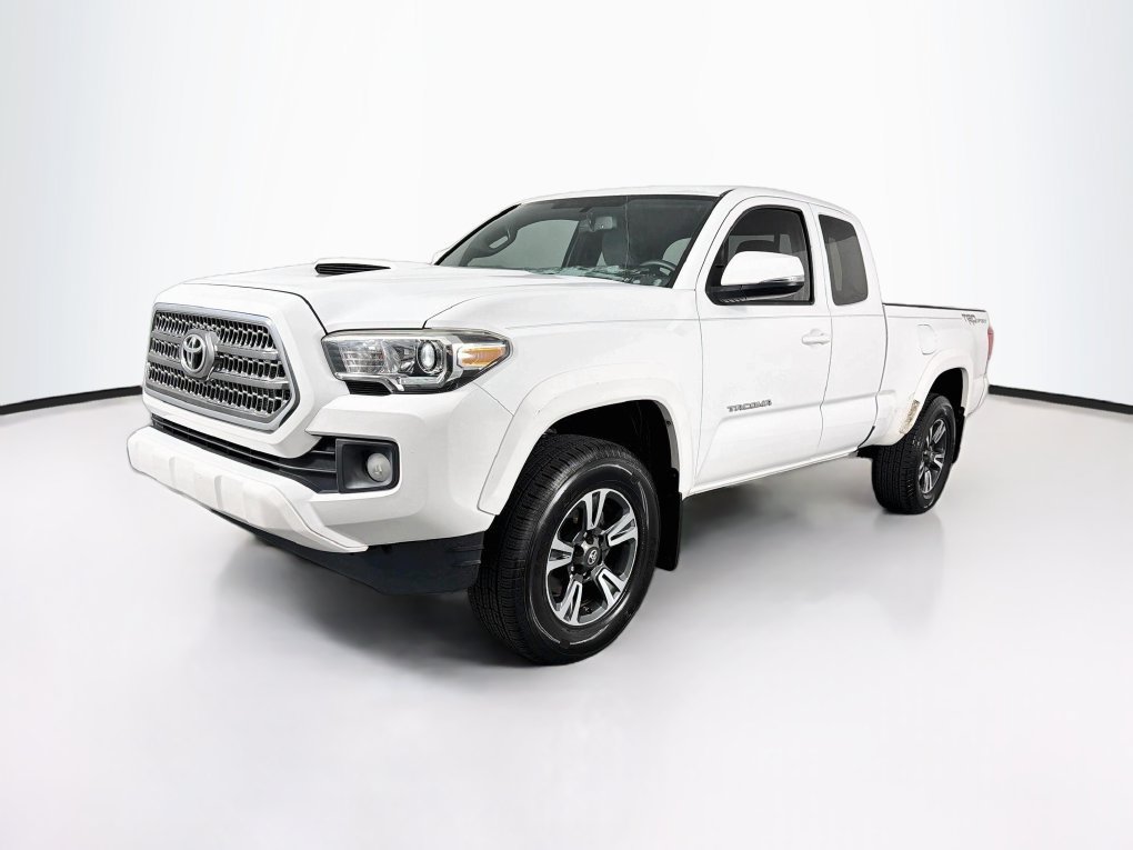 Used 2017 Toyota Tacoma TRD Sport w/ Tow Package RWD image 3