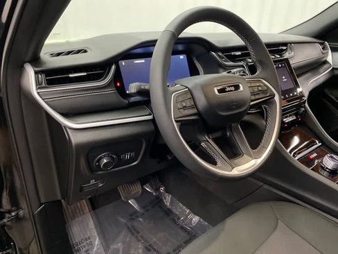 Used 2025 Jeep Grand Cherokee L Laredo AWD/4WD image 2