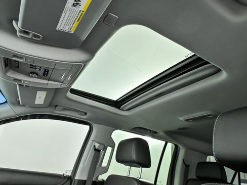 Used 2018 Chevrolet Suburban Premier AWD/4WD image 17