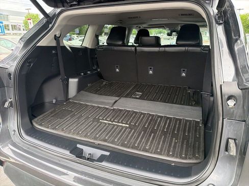 Used 2023 Toyota Highlander XLE AWD/4WD image 16