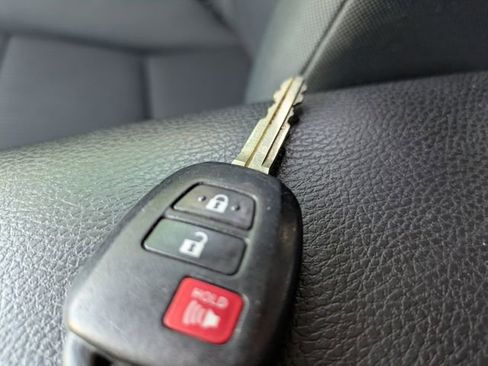 Used 2016 Toyota RAV4 LE FWD image 27