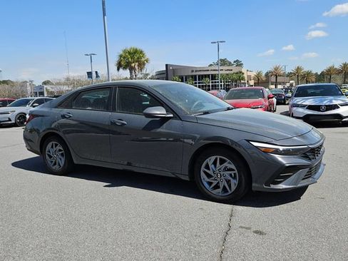 Used 2024 Hyundai Elantra SEL FWD image 2
