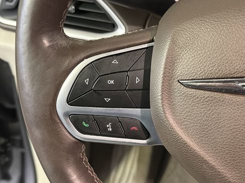 Used 2020 Chrysler Pacifica Touring-L image 18