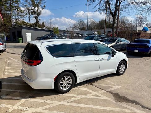 Used 2024 Chrysler Pacifica Touring-L image 4