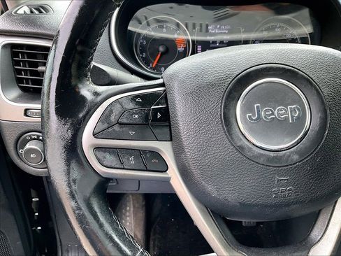 Used 2019 Jeep Cherokee Latitude w/ Cold Weather Group AWD/4WD image 11