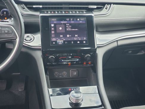 Used 2022 Jeep Grand Cherokee Laredo w/ Luxury Tech Group I AWD/4WD image 26