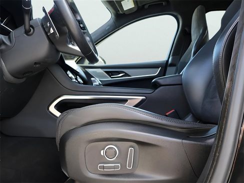 Used 2022 Jaguar F-PACE SVR image 39
