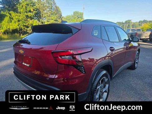 Used 2025 Chevrolet Trax LT FWD image 4