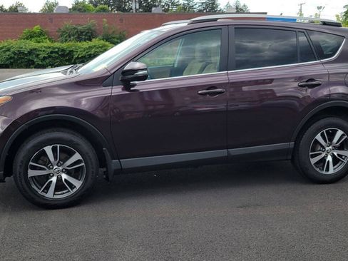 Used 2018 Toyota RAV4 XLE AWD/4WD image 9