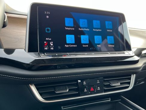 Certified 2025 Volkswagen Atlas SE image 25