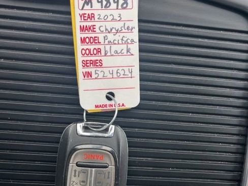 Used 2023 Chrysler Pacifica Touring-L FWD image 46