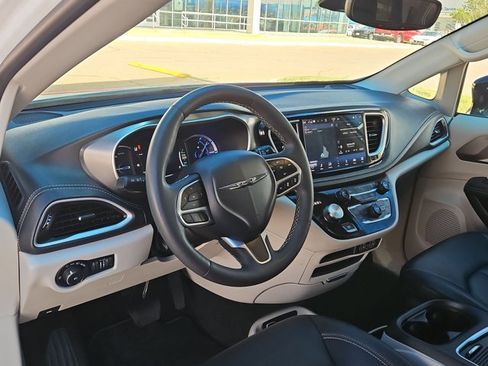 Used 2024 Chrysler Pacifica Limited FWD image 10