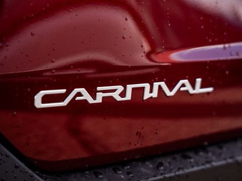 Used 2025 Kia Carnival image 8