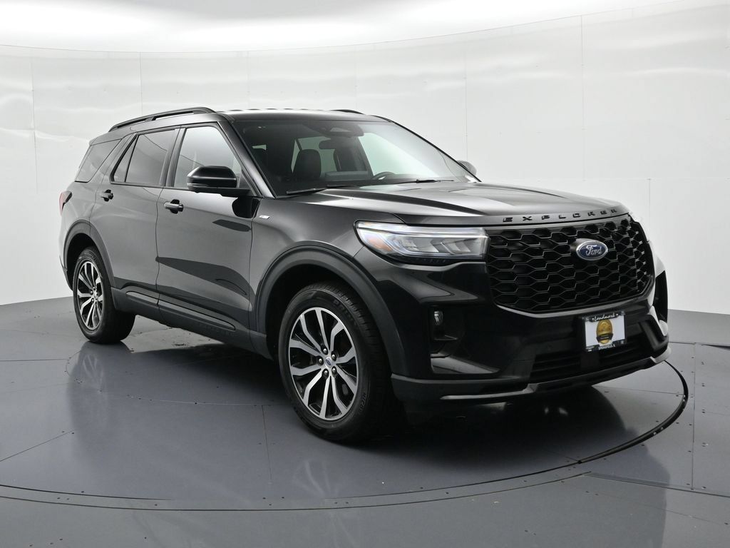 Certified 2025 Ford Explorer ST-Line AWD/4WD image 4