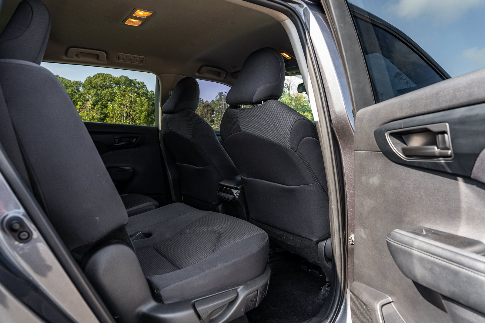 Used 2024 Toyota Highlander LE FWD image 13