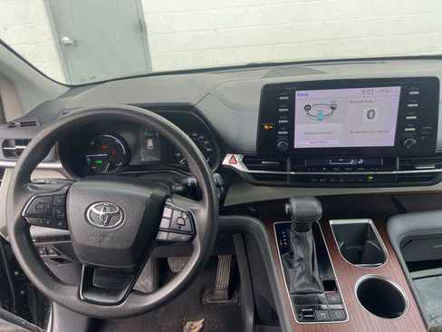 Certified 2024 Toyota Sienna LE image 9