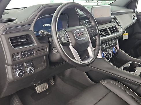 Used 2022 GMC Yukon SLT w/ SLT Premium Package image 16