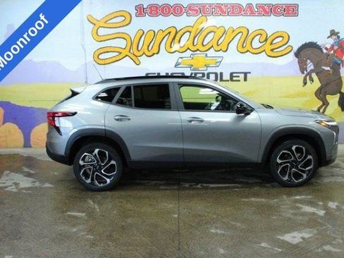 Used 2025 Chevrolet Trax RS w/ Sunroof Package image 1