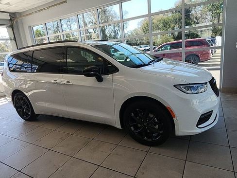 New 2025 Chrysler Pacifica Limited FWD image 6