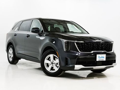Certified 2025 Kia Sorento LX image 5