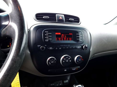 Used 2014 Kia Soul + image 11