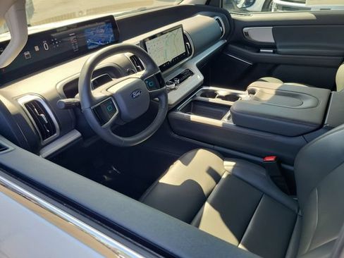 Certified 2025 Ford Expedition Active AWD/4WD image 3