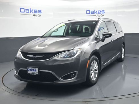 Used 2019 Chrysler Pacifica Touring-L FWD image 4