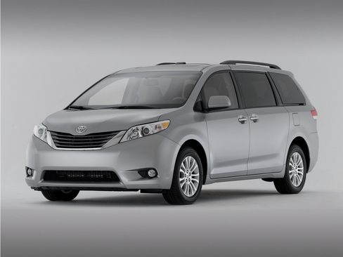 Used 2012 Toyota Sienna LE w/ Towing Pkg FWD image 1