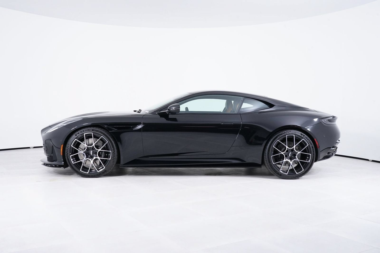 Used 2026 Aston Martin DB12 Coupe RWD image 2