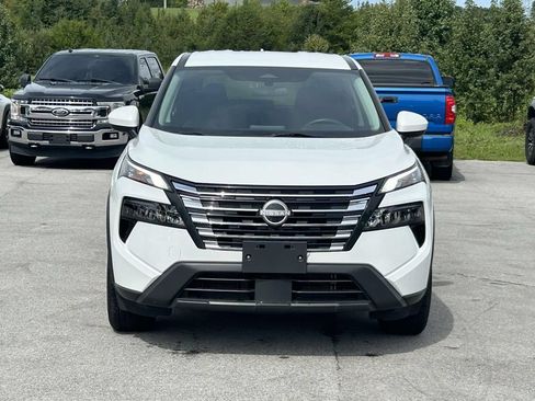 Used 2024 Nissan Rogue SV AWD/4WD image 2