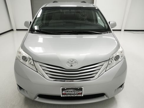 Used 2015 Toyota Sienna LE FWD image 2