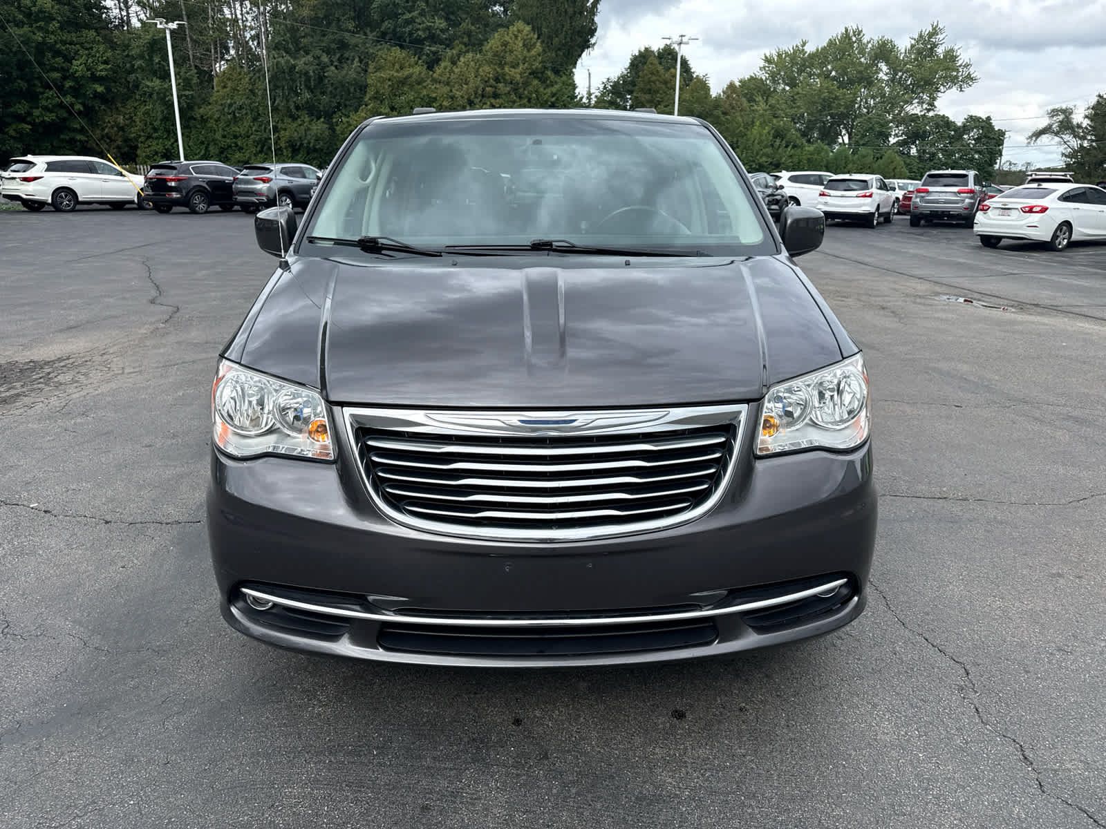 Used 2016 Chrysler Town & Country Touring FWD image 8