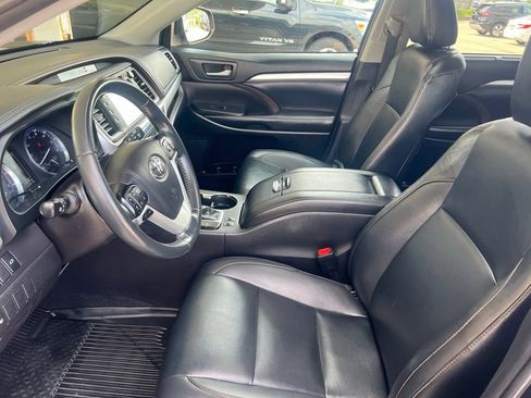 Used 2019 Toyota Highlander XLE AWD/4WD image 4