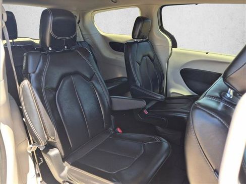 Used 2023 Chrysler Pacifica Touring-L FWD image 28