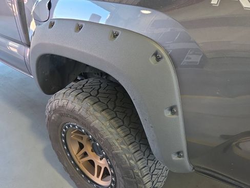 Used 2019 Toyota Tacoma TRD Off-Road w/ Technology Package AWD/4WD image 18