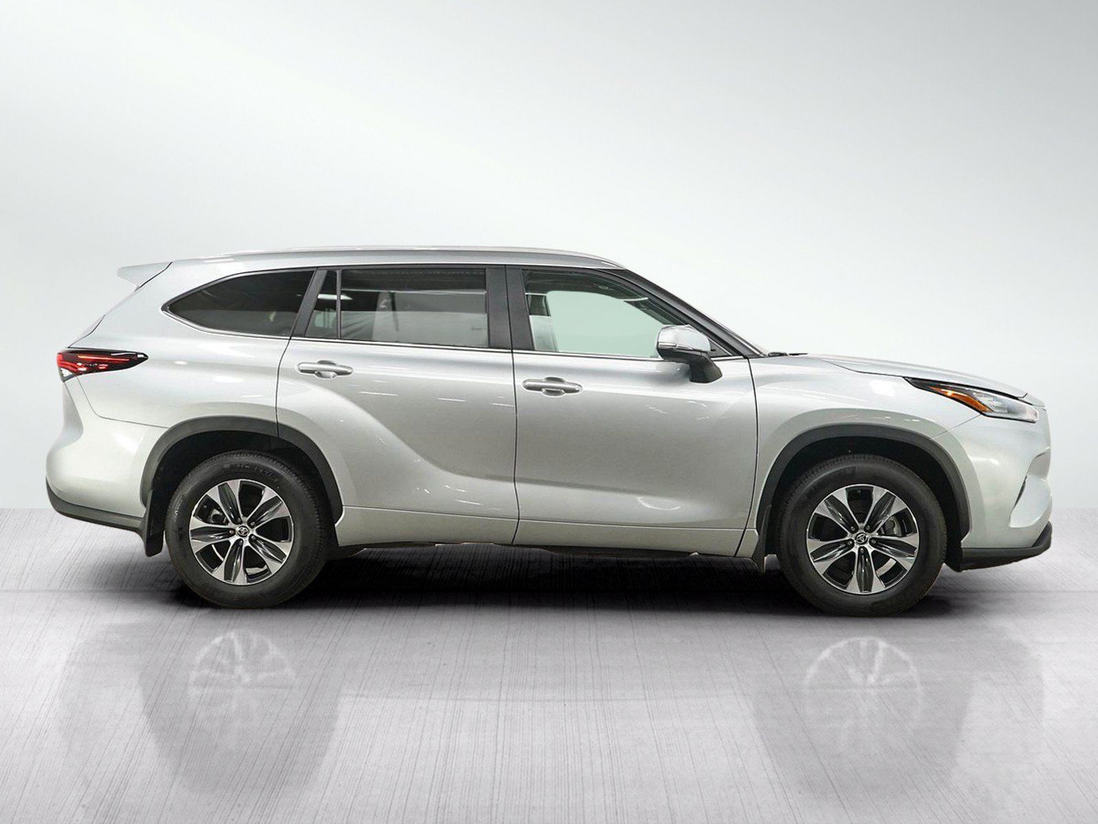 Used 2025 Toyota Highlander XLE AWD/4WD image 6
