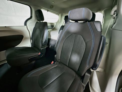 Used 2021 Chrysler Pacifica Touring FWD image 22