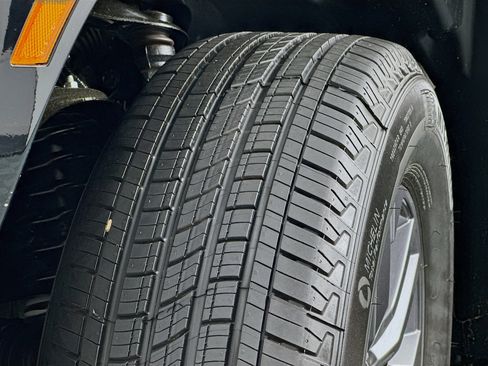 Used 2025 Nissan Frontier SV image 45