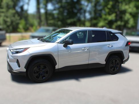 Used 2024 Toyota RAV4 LE AWD/4WD image 4