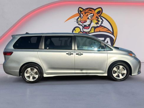 Used 2020 Toyota Sienna L image 4