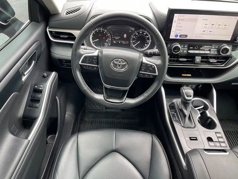 Used 2024 Toyota Highlander LE image 6