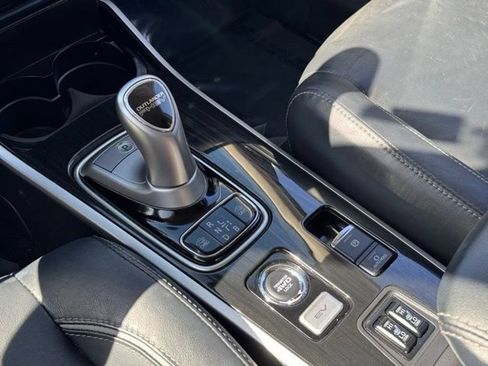 Used 2018 Mitsubishi Outlander SEL AWD/4WD image 17