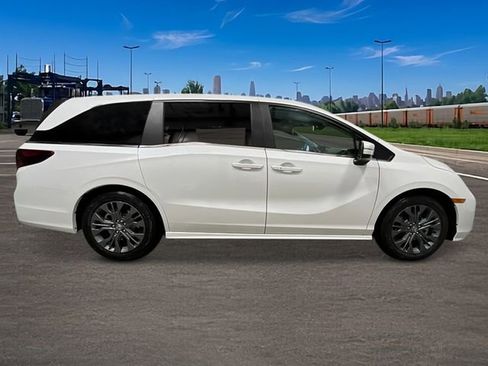 New 2026 Honda Odyssey Touring image 8
