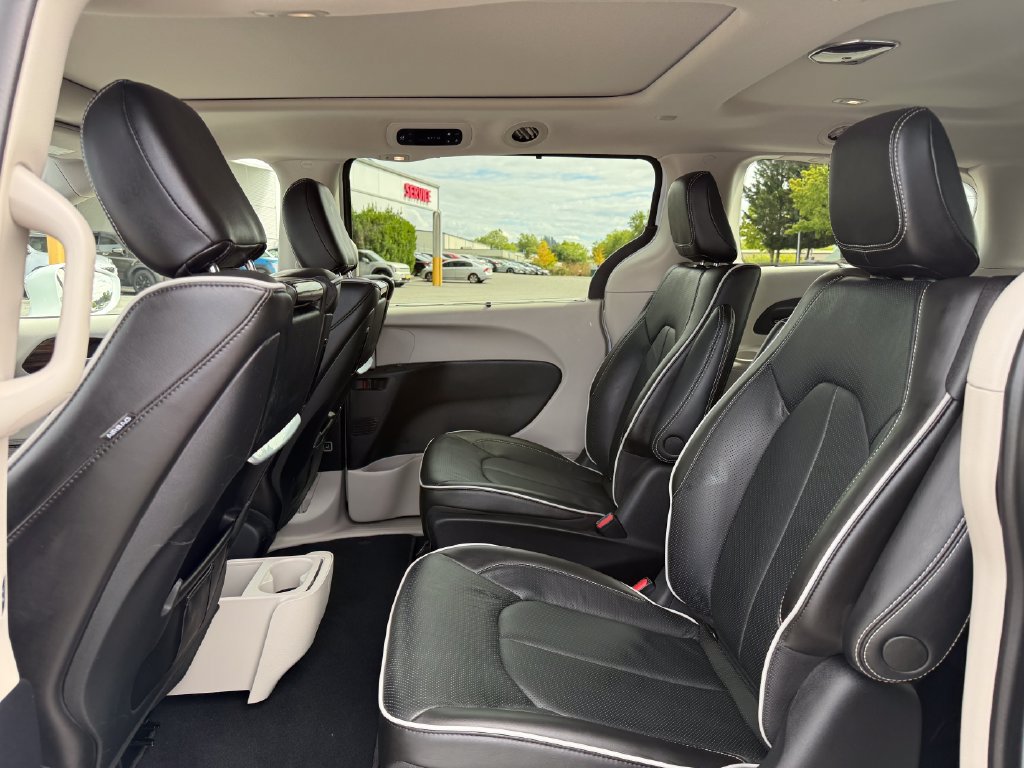 Used 2022 Chrysler Pacifica Limited w/ Uconnect Theater Family Group FWD image 16