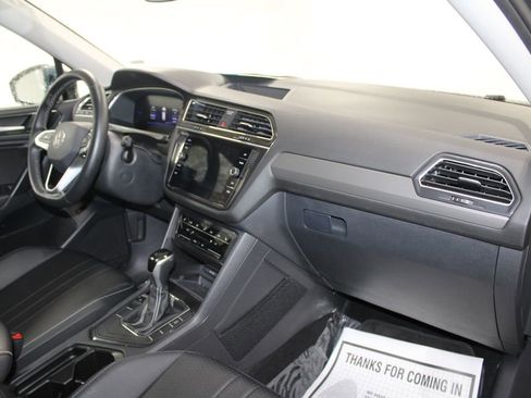 Used 2024 Volkswagen Tiguan SE image 31