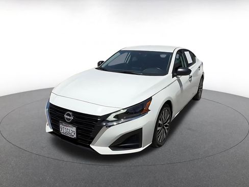 Used 2025 Nissan Altima 2.5 SV FWD image 7